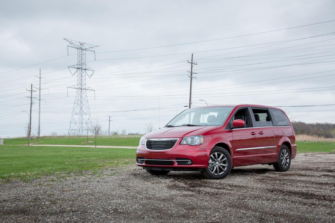 15Chrysler_TownCountry_ES_02.jpg