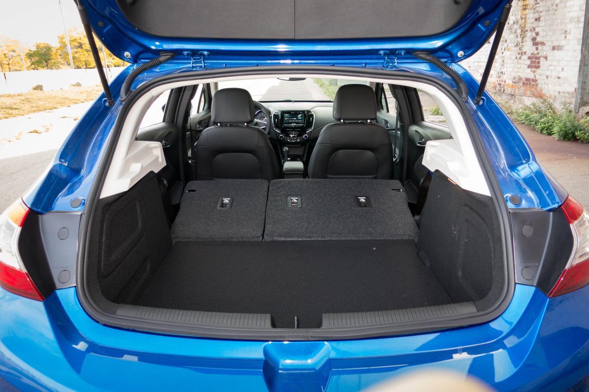 17Chevrolet_Cruze-Hatchback_AB_20.jpg