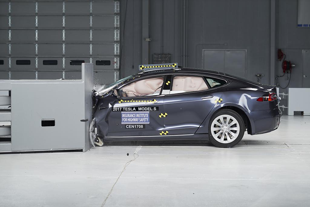 Three large cars receive 'Top Safety Pick' award Three large cars receive 'Top Safety Pick' award
