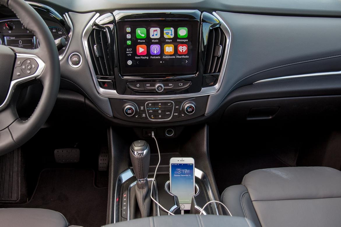 26-chevrolet-traverse-2018-center stack display-interior.jpg