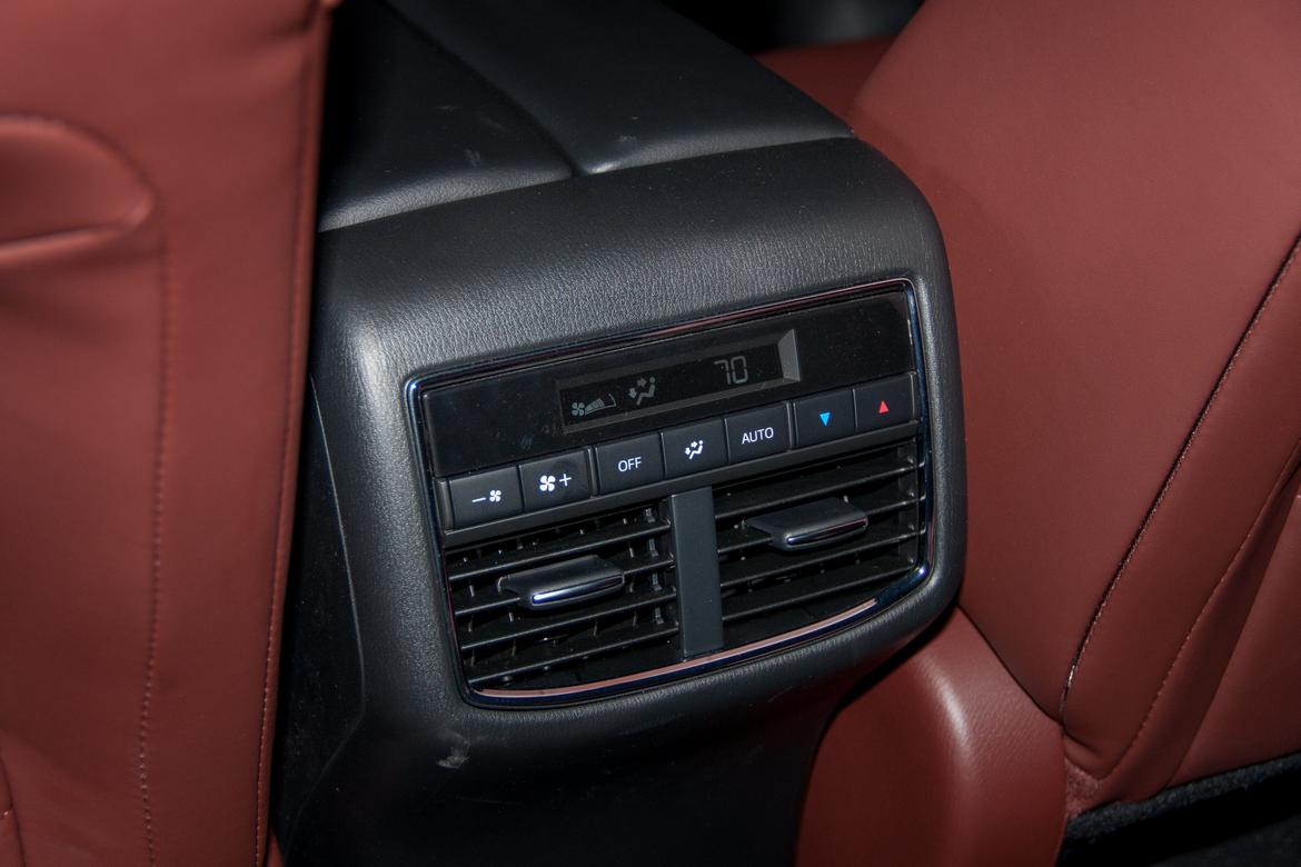 16Mazda_CX-9_FD_BW_23.jpg