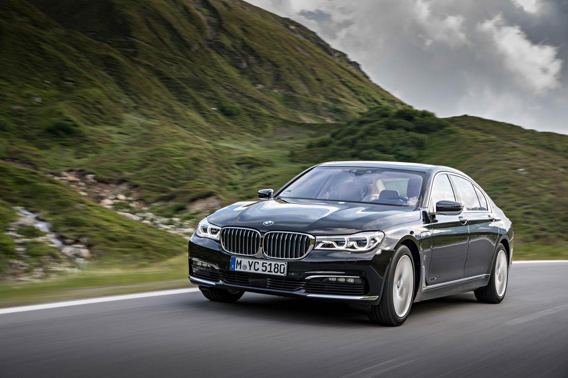 17BMW_740e_OEM_08.jpg