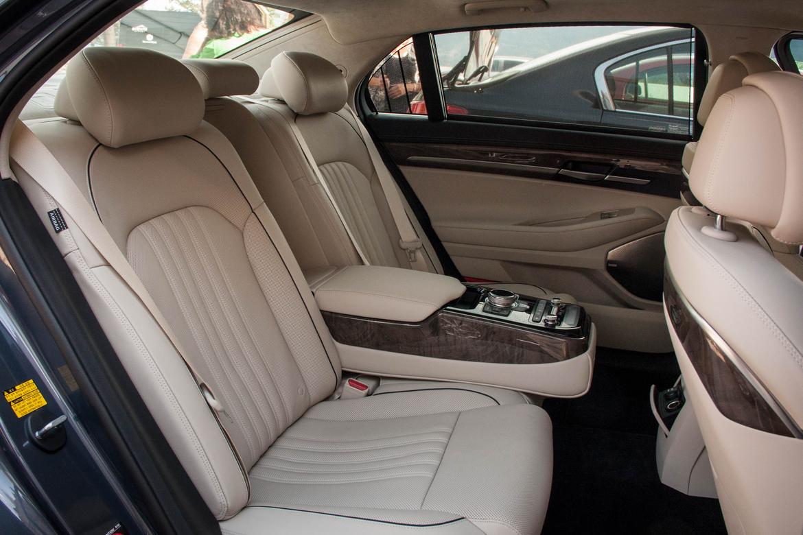 17Genesis_G90_FD_BW_20.jpg
