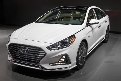 2018 Hyundai Sonata Hybrid Prices Sink Features Rise News Cars 2018 Hyundai Sonata Hybrid At The Chicago Auto Show Photo Gallery