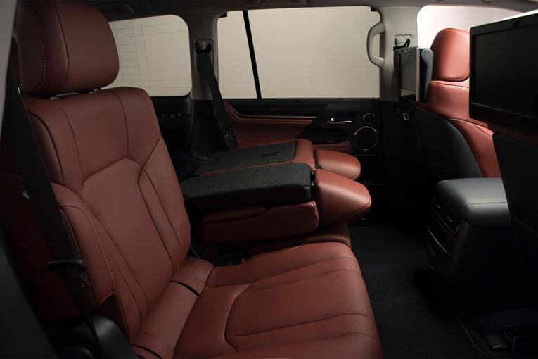 2016 Lexus LX 570;
