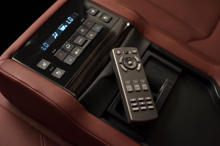 2016 Lexus LX 570;