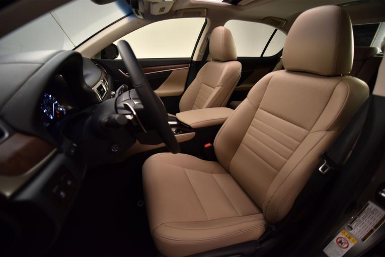 2016 Lexus GS 200t;