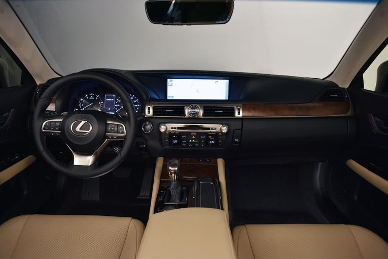 2016 Lexus GS 200t;