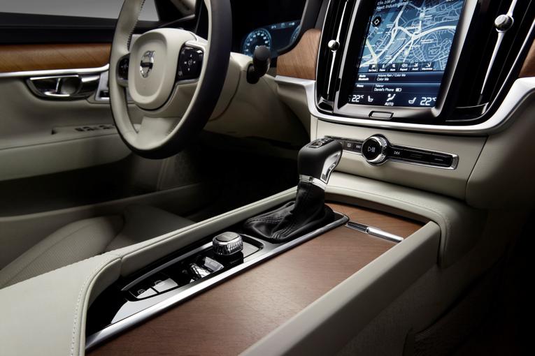 Volvo S90;