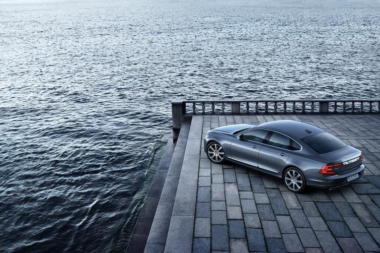 Volvo S90;