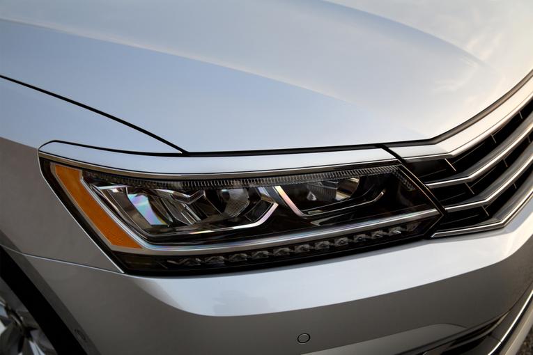 2016 Volkswagen Passat;