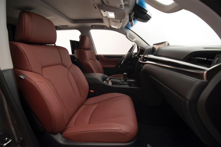 2016 Lexus LX 570;