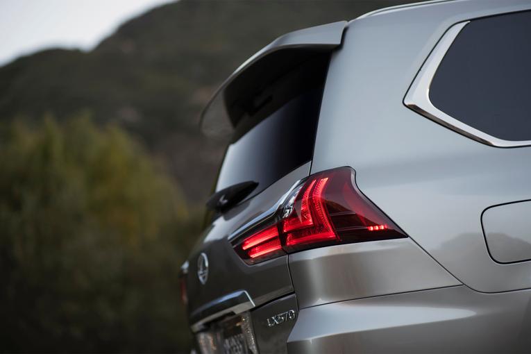 2016 Lexus LX 570;