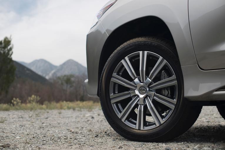 2016 Lexus LX 570;
