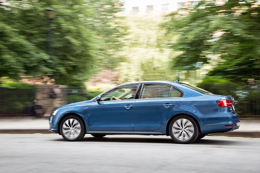 2016 Volkswagen Jetta Hybrid >> 2016 Volkswagen Jetta Hybrid Overview | Cars.com 2016 Volkswagen Jetta Hybrid >> 2016 Volkswagen Jetta Hybrid Overview | Cars.com