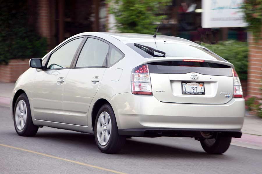 2004 Toyota Prius Specs, Price, MPG & Reviews