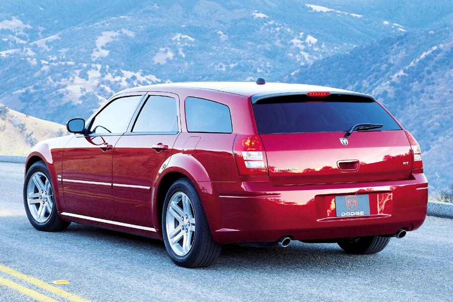 2005 Dodge Magnum Overview