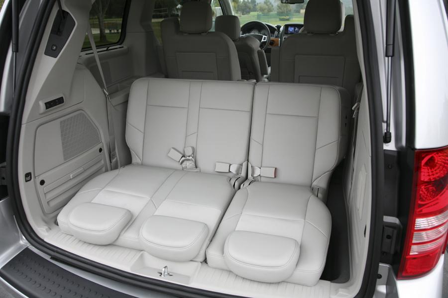 2010 Chrysler Town & Country Specs, Price, MPG & Reviews